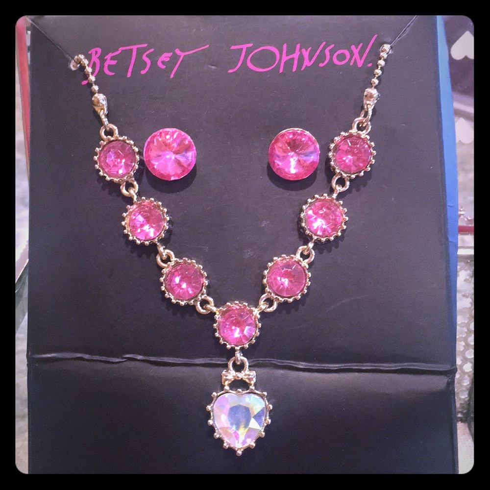 NWOT Betsey Johnson necklace